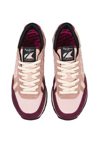 Rozā un bordo krāsas sporta apavi ar zamšādas un tīkliņa materiālu apvienojumu, apaļām šņorēm un logotipa birku uz mēles. Redzama melna zole un akcenti.