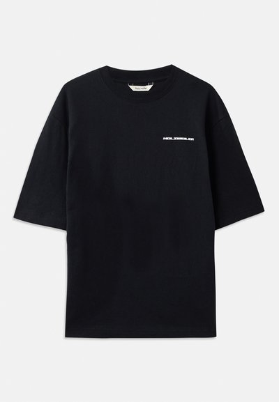Tricou din bumbac negru cu mâneci scurte, de tip crew neck, și un mic logo alb "HOLZWEILER" pe față, având o croială lejere.