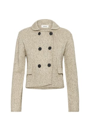 Beige gestrickte Strickjacke mit Doppelknebelverschluss, schwarzen Knöpfen und zwei vorderen Taschen. Mit einem abgerundeten Kragen und langen Ärmeln.