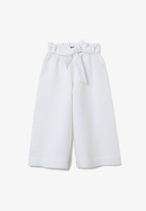 Pantalones culotte de lino blanco con un corte relajado, que cuentan con un cinturón atado y piernas anchas. Textura suave y corte a la altura del tobillo.