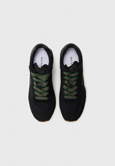 Sneaker in suede nero con lacci strisciati verdi e marroni, dotate di una collare imbottito e di un'insole bianca contrassegnata "Paul Smith". Suola in gomma.