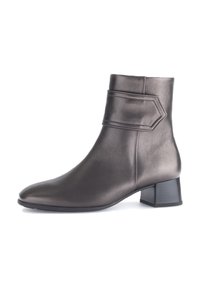 Leder-Stiefelette in metallic Grau mit spitz zulaufender Zehenpartie, seitlichem Riemendetail und mittelhohem Blockabsatz. Glatte Textur und elegantes Design.
