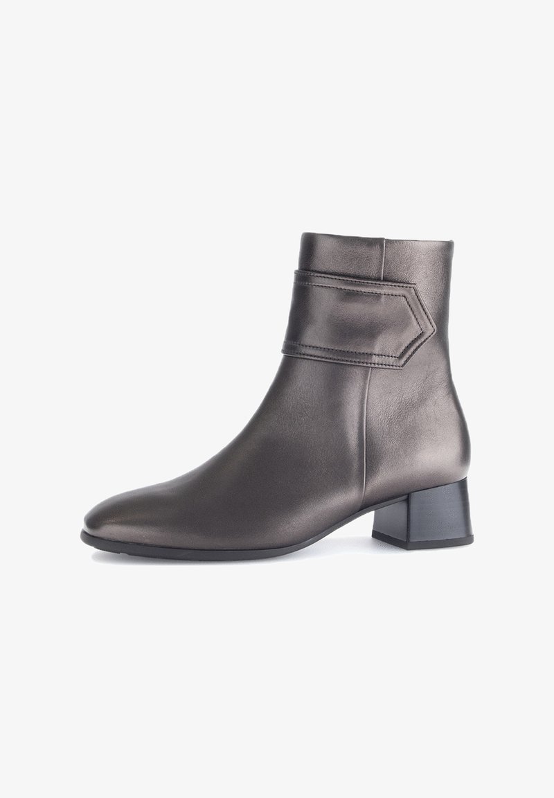 Leder-Stiefelette in metallic Grau mit spitz zulaufender Zehenpartie, seitlichem Riemendetail und mittelhohem Blockabsatz. Glatte Textur und elegantes Design.