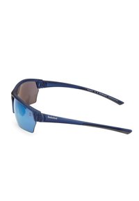 Occhiali da sole blu con un design elegante e angolare. Presentano una montatura scura e lenti blu sfumate. Logo Timberland sulla asta.