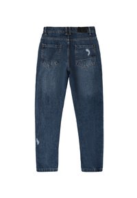Jeans de mezclilla azul oscuro con corte recto, que presentan un ligero desgastado, un detalle desgastado en la rodilla izquierda y dos bolsillos traseros de parche.