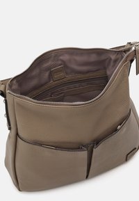 Borsa a spalla in pelle di un marrone smorzato, con zip superiore, tasche interne e tasche esterne a tasca per un'organizzazione ottimale.