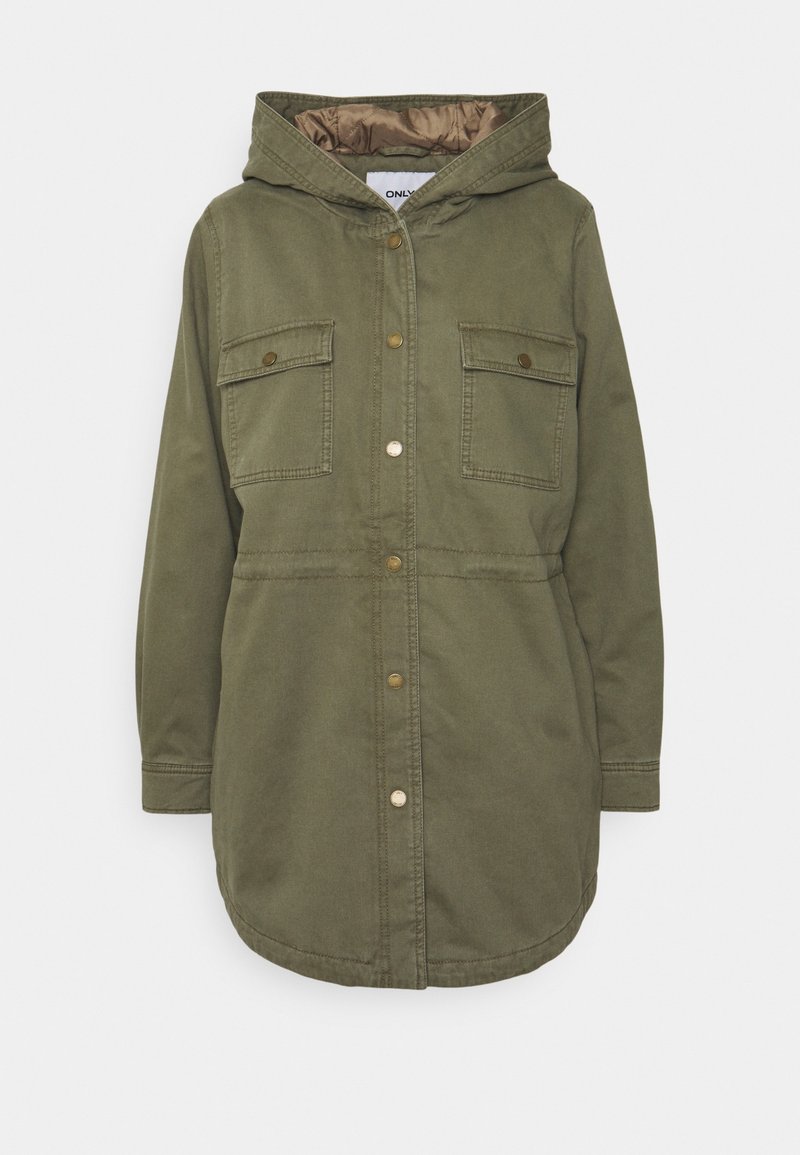 Veste à capuche vert olive avec boutons-pression à l'avant, deux poches poitrine à rabat et une taille légèrement cintrée.