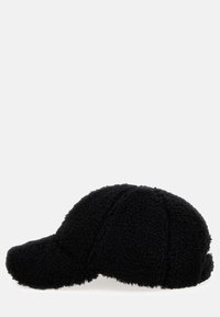 Cappello di pile nero con forma arrotondata e visiera curva. Superficie testurizzata con cuciture visibili, progettato per comfort e calore.