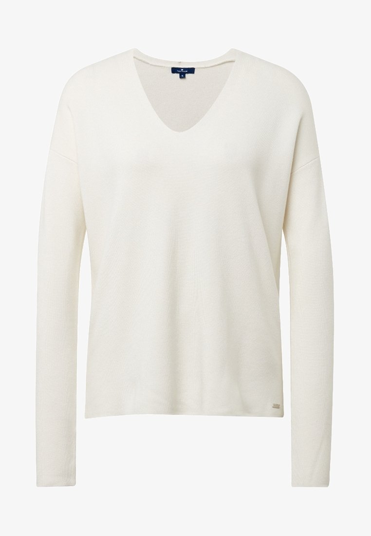 Kremowy sweter z długim rękawem i dekoltem w serek, wykonany z teksturowanej tkaniny, o prostym kroju i z małą naszywką z logo na dole.