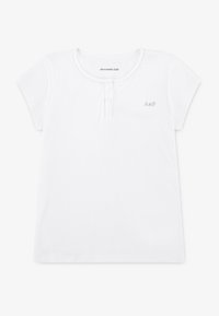 Άσπρο T-shirt με κοντά μανίκια, στρογγυλή λαιμόκοψη, ριμπ υφή και τρία κουμπιά στην πατιλέτα. Διαθέτει μικρό κεντητό λογότυπο "A&F" στο στήθος.