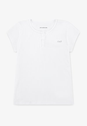 Weißes T-Shirt mit kurzen Ärmeln, rundem Ausschnitt, gerippter Struktur und einer Knopfleiste mit drei Knöpfen. Mit kleinem, auf der Brust gesticktem "A&F"-Logo.