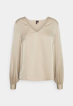 Beige blouse met lange mouwen gemaakt van gladde stof, met een V-halslijn en geplooide mouwen voor een licht ontspannen pasvorm.