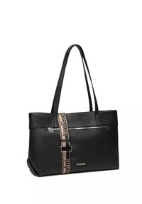 Borsa a tracolla in pelle nera con due manici lunghi, dotata di una tasca con cerniera e di una tracolla a contrasto con marchio. Texture liscia e forma strutturata.