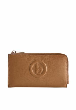 Cartera marrón de cuero con textura y cremallera, con logotipo circular en relieve centrado en la parte frontal, cremallera a lo largo de los bordes superior y derecho.