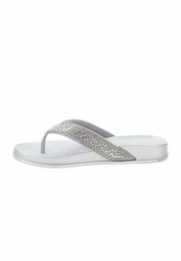 Tongs argentées avec une bride texturée ornée de strass. La semelle est plate et métallique, offrant un aspect brillant.