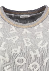 Maglione grigio a maglia con lettere maiuscole sparse di colore crema e un colletto a coste decorato con righe marroni e beige.