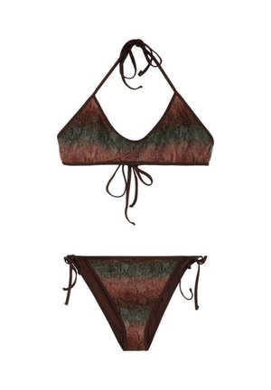 Conjunto de bikini de dos piezas con estampado de piel de serpiente en marrón, verde y óxido, parte superior de cuello halter y braguitas con lazos laterales sobre fondo blanco.