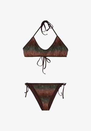 Ensemble bikini deux pièces avec motif peau de serpent marron, vert et rouille, haut dos nu et bas à nouer sur les côtés sur fond blanc.