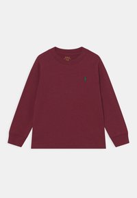 Camiseta de manga larga burdeos hecha de algodón suave, con cuello redondo y un pequeño logo verde en el lado izquierdo del pecho.