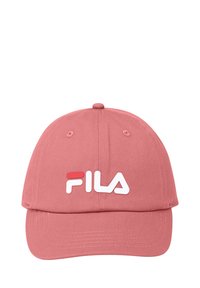 Rosa bomullskeps med krökt skärm, med en vit FILA-logotyp och röda detaljer. Designad med ventilationshål på toppen.
