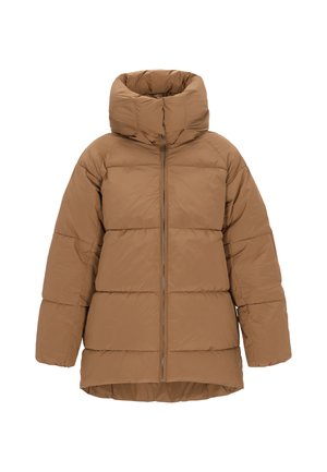 Bruine pufferjas met hoge kraag, horizontaal gestikte ontwerp, ritsluiting aan de voorkant en oversized pasvorm. Zachte, lichte textuur.