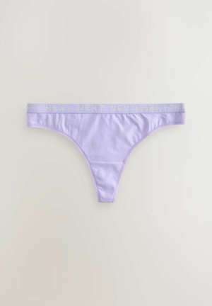 String violet clair avec une texture lisse, doté d'une large ceinture élastique embossée du mot "NEXT" en argent.