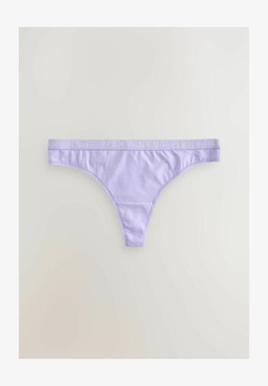 Lichtpaarse string met een soepele textuur, voorzien van een brede elastische tailleband die het woord "NEXT" in zilver is geperst.