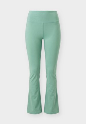 Hoch taillierte, mintgrüne, figurbetonte Yogahose mit leicht ausgestelltem Beinabschluss und glatten Nahtdetails auf schlichten Hintergrund.