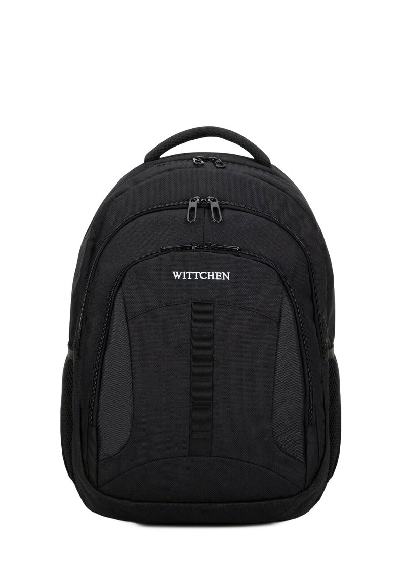Mochila negra fabricada con tela duradera, que cuenta con dos compartimentos con cremallera, una correa frontal vertical y bolsillos laterales de malla para almacenamiento adicional.