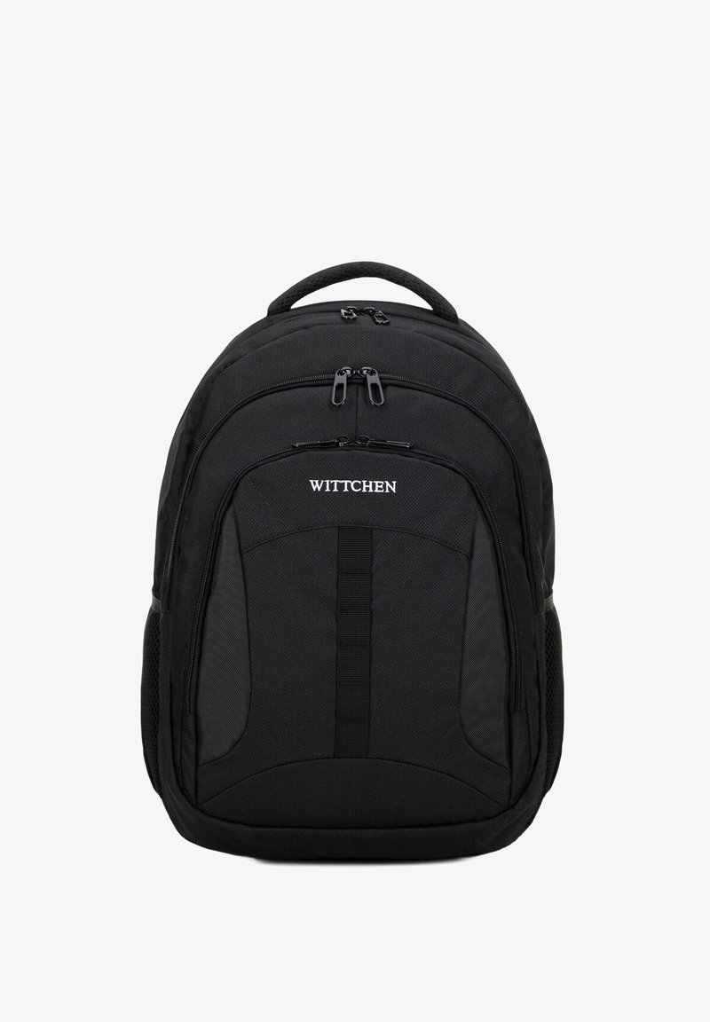 Czarna plecak wykonany z trwałej tkaniny, z dwoma zapinanymi na zamek przegrodami, pionowym paskiem z przodu oraz siateczkowymi kieszeniami bocznymi dla dodatkowego przechowywania.