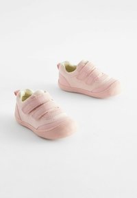 Scarpe per bambini di colore rosa con tomaia in tessuto morbido, cinturini in velcro per una facile chiusura, interno imbottito e suola in gomma texturizzata.