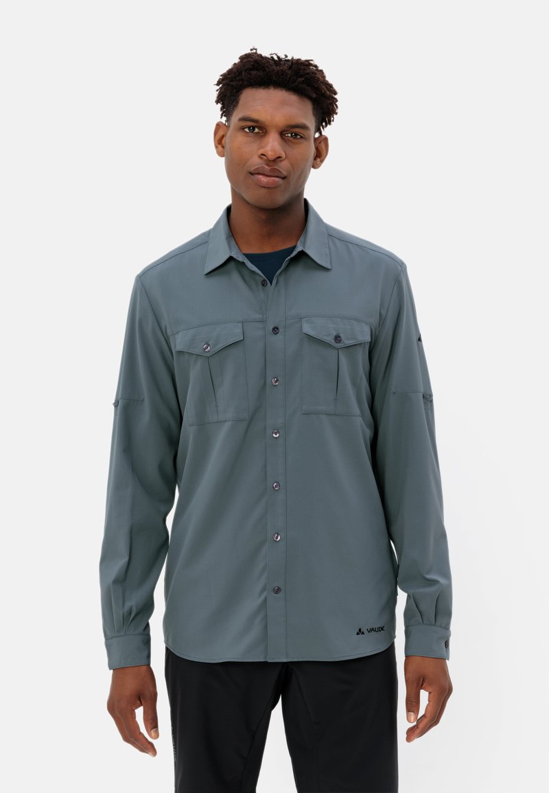 Camicia a maniche lunghe di colore verde tenue, con due tasche frontali, chiusura con bottoni e un tessuto morbido e leggero. Logo del marchio sull'orlo.