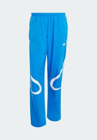 Blå sportbyxor gjorda av tyg med en slät textur. Har vita detaljer och ett elastiskt midjeband för komfort.