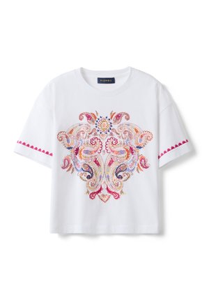 Chemise blanche à manches courtes avec broderie cachemire multicolore complexe sur le devant et bordure rose brodée sur les manches, col rond.