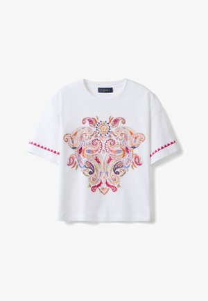 Camiseta blanca de manga corta con intrincados bordados de paisley multicolor en la parte delantera y ribete rosa bordado en las mangas, cuello redondo.