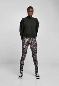 Urban Classics Pulóver - black