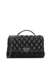 Borsa a tracolla in pelle nera trapuntata con catena, manico piatto e chiusura con logo metallico. Presenta una superficie testurizzata e un design orizzontale.