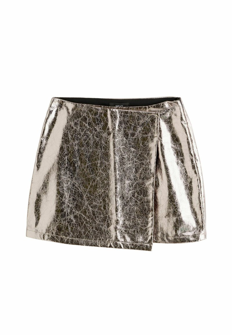 Hochglänzender silberner Minirock mit einer zerknitterten Textur und asymmetrischem Design. Verfügt über einen glatten Taillenbund und einen schimmernden Finish.