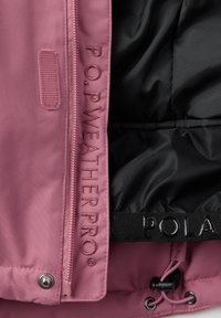 Roze geïsoleerde jas met zwarte voering, voorzien van "P.O.P WEATHER PRO" borduursel, ritssluiting en verstelbare drawstring aan de onderkant.