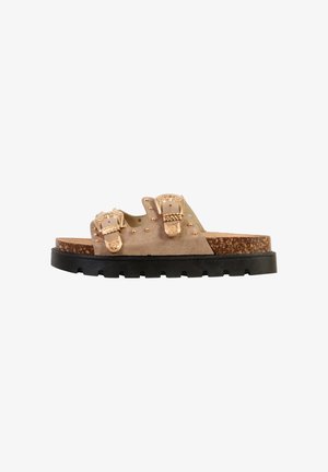 Beige ruskind-slide-sandal med to guldbukser, guldsnuder, korkfodseng og tyk sort gummisål.