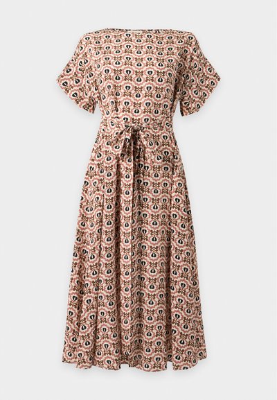 Robe mi-longue à manches courtes, col rond, ceinture à nouer à la taille et motif floral et goutte d’eau répétitif dans des tons roses, noir et beige.