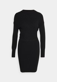 Schwarzes Strickkleid mit einem strukturierten Zopfmuster, langen Ärmeln, Rundhalsausschnitt und taillierter Passform. Glattes Material mit gerippten Akzenten.