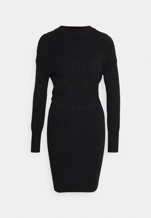 Zwarte gebreide jurk met een gestructureerd kabelpatroon, lange mouwen, ronde halslijn en getailleerde taille. Glad materiaal met geribbelde accenten.