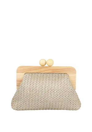 Pequeño bolso de mano beige tejido con marco de madera y dos botones redondos crema como cierre en la parte superior.