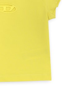 T-shirt giallo in cotone con maniche corte, logo ricamato al centro e orli cuciti per una maggiore durata.