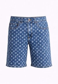 Denim-Shorts mit durchgehendem weißen Monogramm-Print, vorderer Knopfleiste, Reißverschluss, Gürtelschlaufen und Fünf-Taschen-Design.