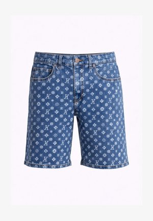 Farkkushortsit, joissa valkoinen koko pinnan monogrammikuosi, edessä nappi, vetoketju, vyölenkit ja viiden taskun malli.