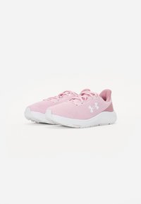 Zapatillas deportivas de color rosa claro con parte superior de malla transpirable, suela blanca y acentos en rosa, presentan un diseño de cordones y superficies texturizadas.