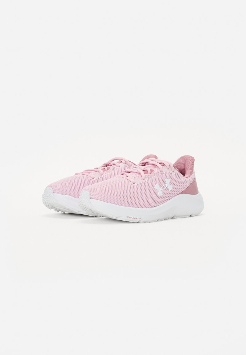 Baskets de sport rose clair avec une tige en mesh respirant, une semelle blanche et des accents roses. Elles présentent un design à lacets et des surfaces texturées.
