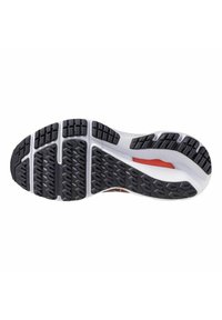 Suela de zapato con un patrón de tracción de goma negra con formas hexagonales, plantilla blanca y un acento rojo. Texturizada para ofrecer tracción y estabilidad.